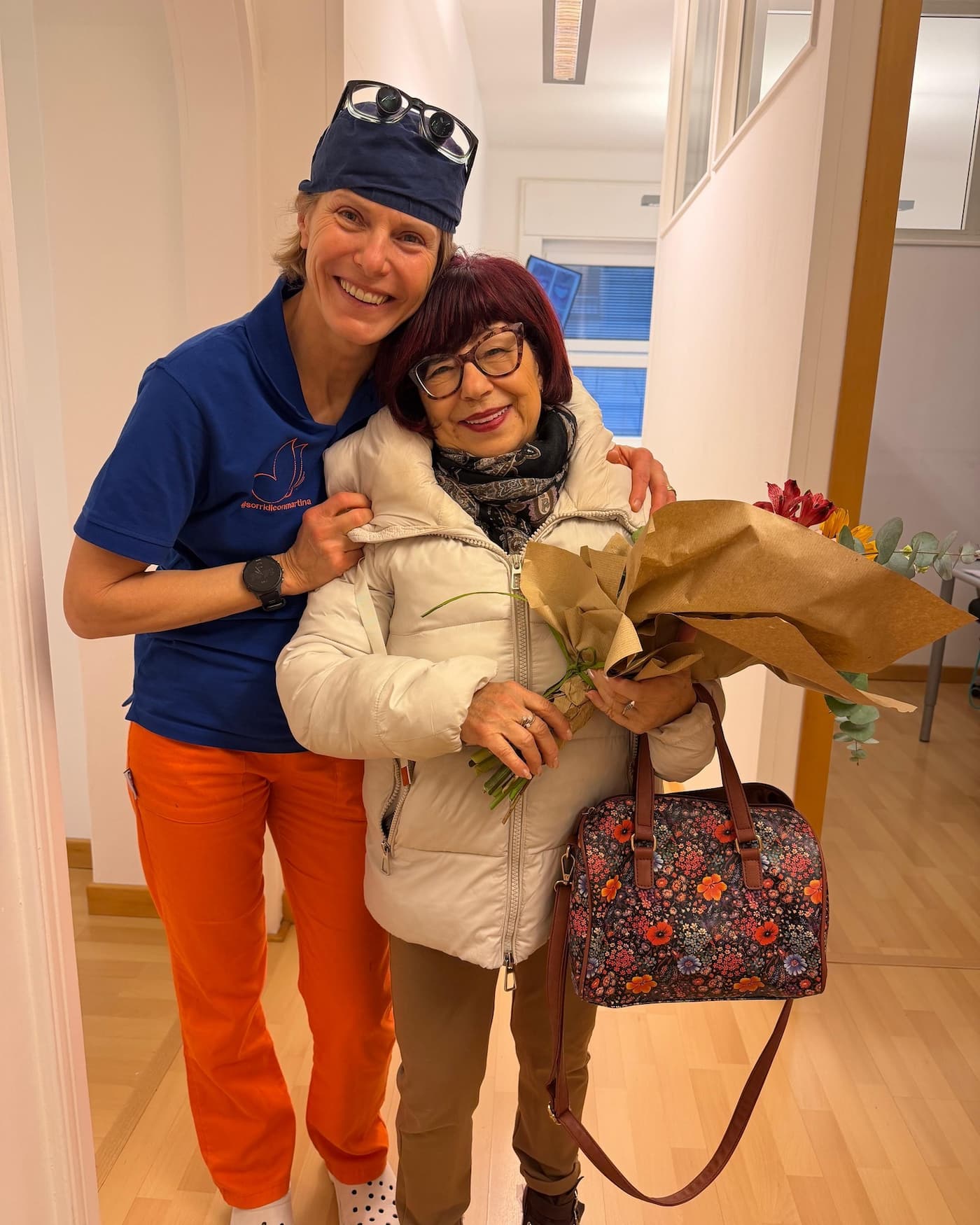 Loredana abbraccia la dottoressa dello Studio Dentistico Caneva di Trieste dopo la riabilitazione implantare completa